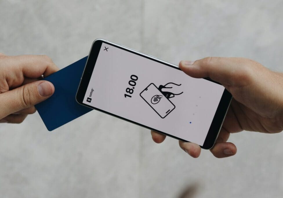 Contactless card payment with smartphone technology