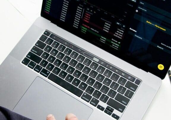 cryptocurrency-trading-laptop-scaled