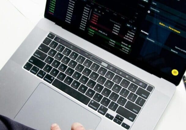 cryptocurrency-trading-laptop-scaled