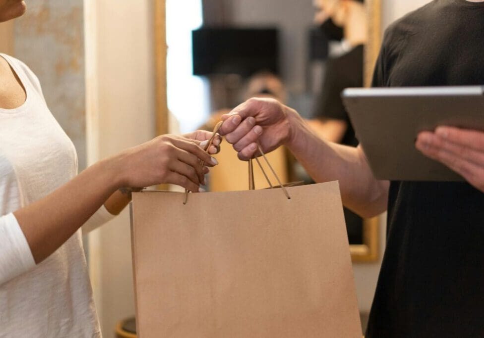 shopping-bag-handover-payment-scaled