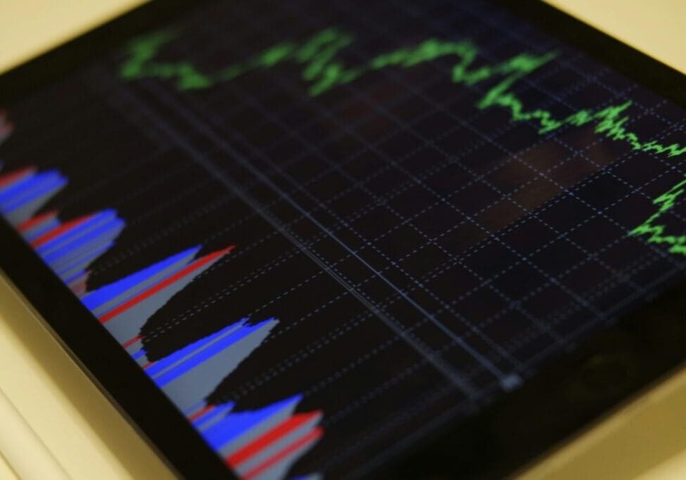 tablet_stock_chart_closeup-scaled